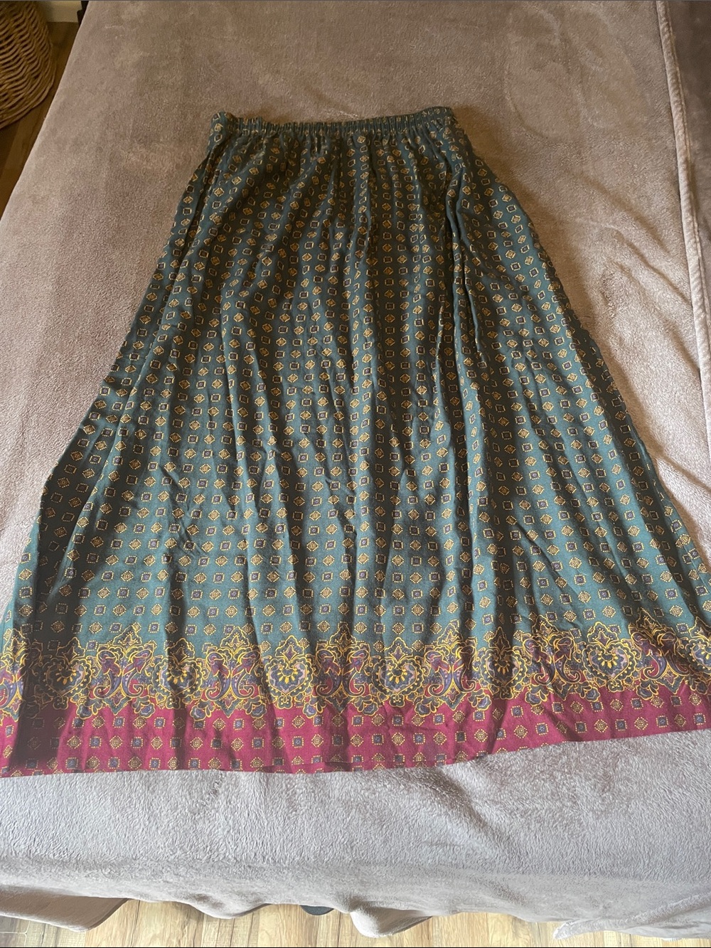 Women's Elastic Waist Midi Skirt with Paisley Print at the Hem